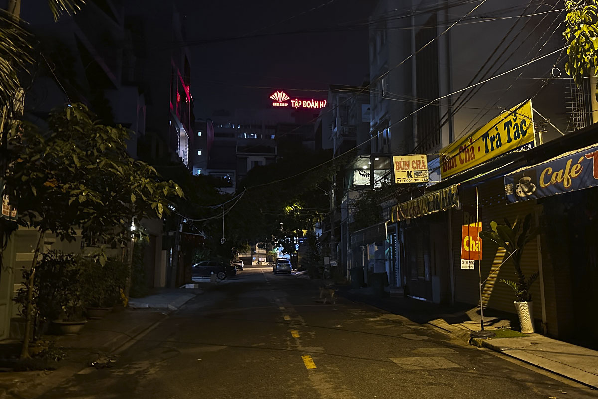 One Night in Ho Chi Minh (Transit) — Walking from the Airport at Midnight